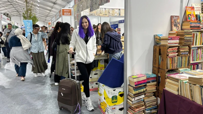 Kitap fuarında valizlerle alışveriş keyfi yaşanıyor