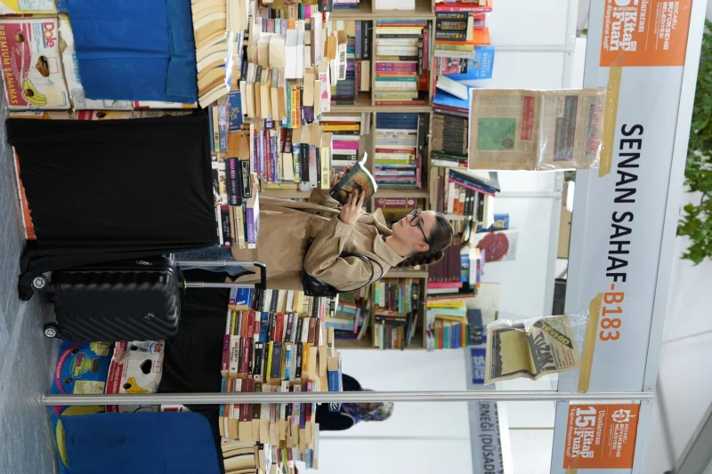 Kitap fuarında valizlerle alışveriş keyfi yaşanıyor