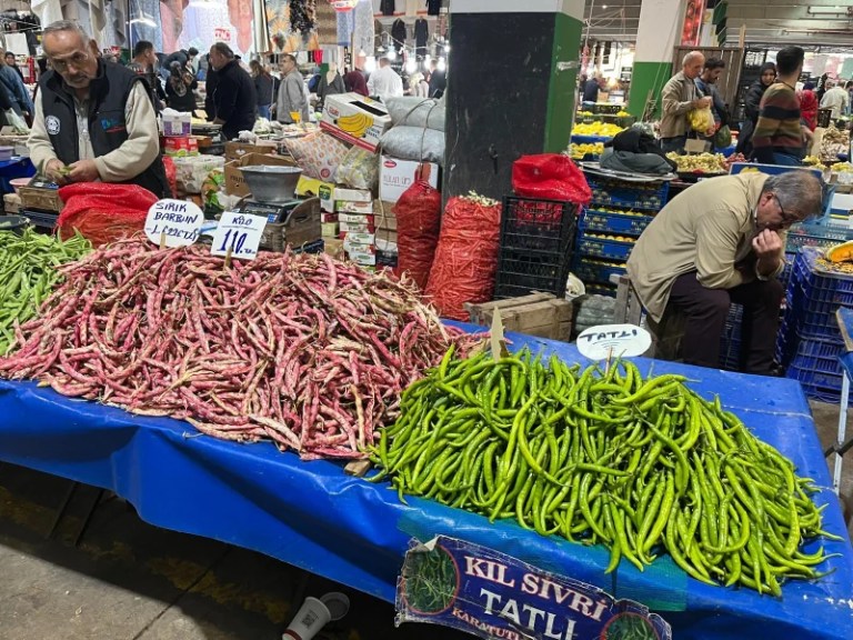 Perşembe Pazarında Sebze Meyve Fiyatları!