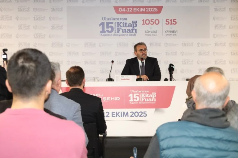Mahir Ünal kitap fuarında anlam ve gerçeklik üzerine konuştu