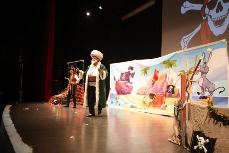 Çayırovalı çocuklar ara tatilde tiyatroyla eğlendi!