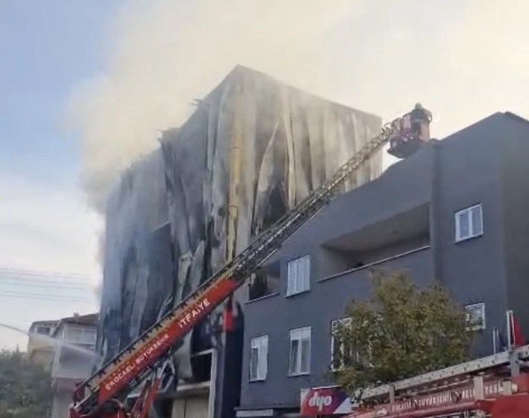Dilovası’nda Kaçak Parfüm Üretimi Yapan Binada Yangın!