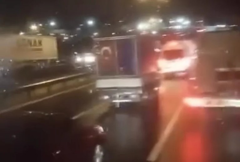Dilovası’nda Tır Kazası! D-100 Karayolu Kapandı