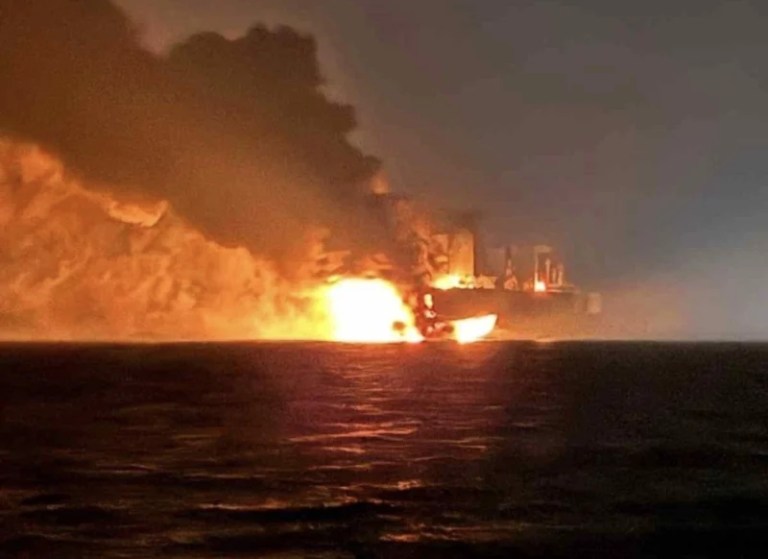 25 denizci tahliye edildi, yangına müdahale sürüyor.