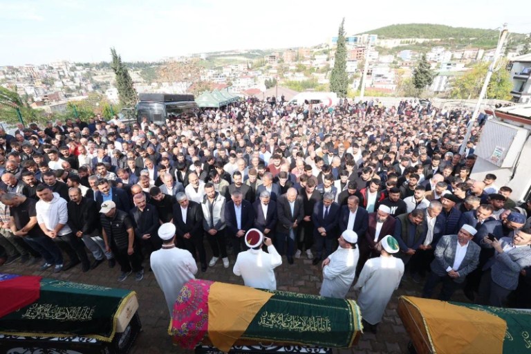 Dilovası’ndaki yangında hayatını kaybedenler uğurlandı!