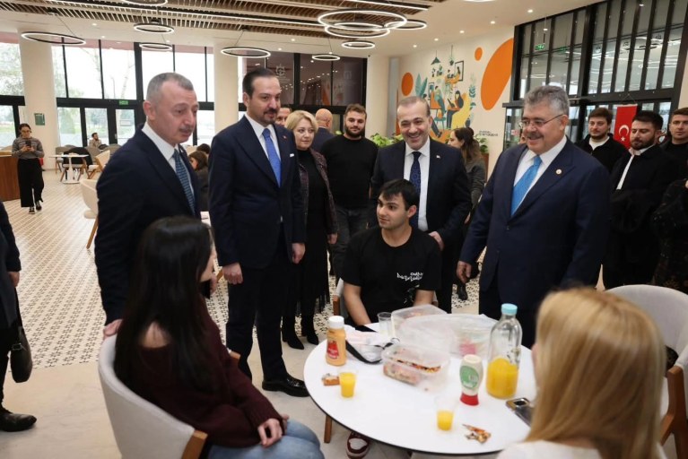 Kürşad Zorlu’dan Başkan Büyükakın’a Övgü