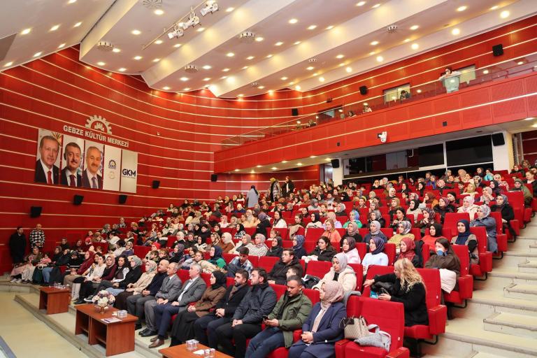 Sadık Yalsızuçanlar Gebze’de Okurlarıyla Buluştu