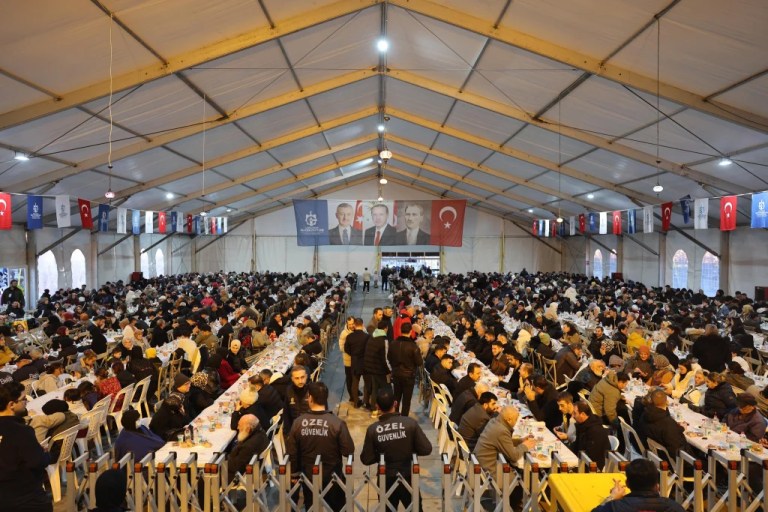 Başkan Talus, İzmit Kent Meydanı’nda vatandaşlarla iftar yaptı