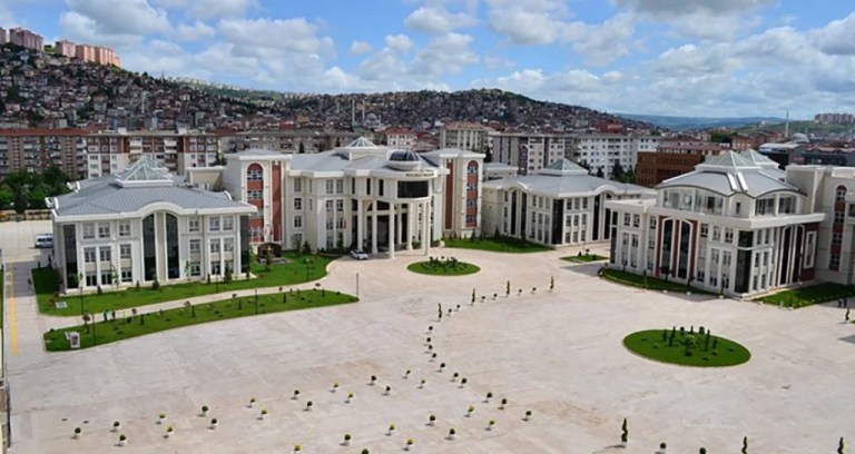Kocaeli Valisi İlhami Aktaş görevine devam ediyor