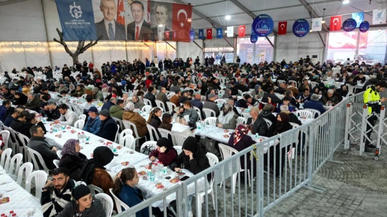 Gebze Kent Meydanı’nda binlerce kişi aynı sofrada buluştu