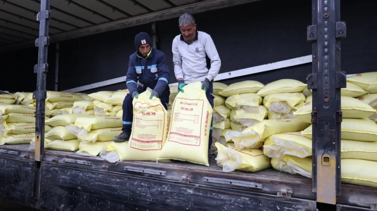 Kocaeli çiftçisine Büyükşehir’den gübre desteği