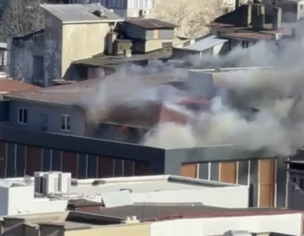 İzmit’te 5 Katlı Binanın Çatı Katında Yangın!