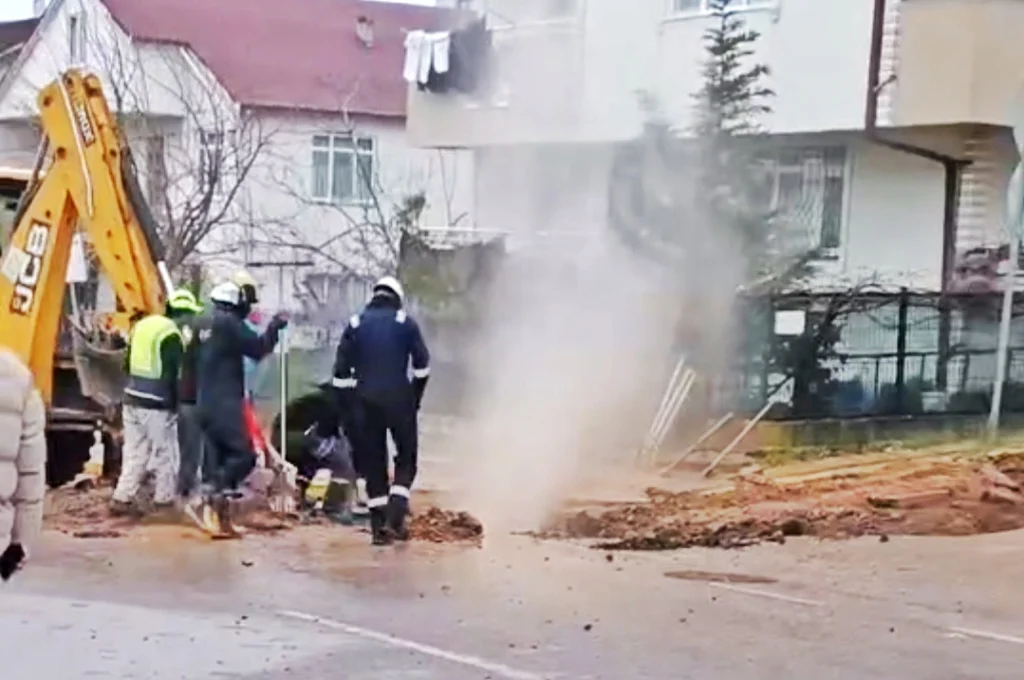 Derince’de doğal gaz borusu patladı, gaz akışı kesildi