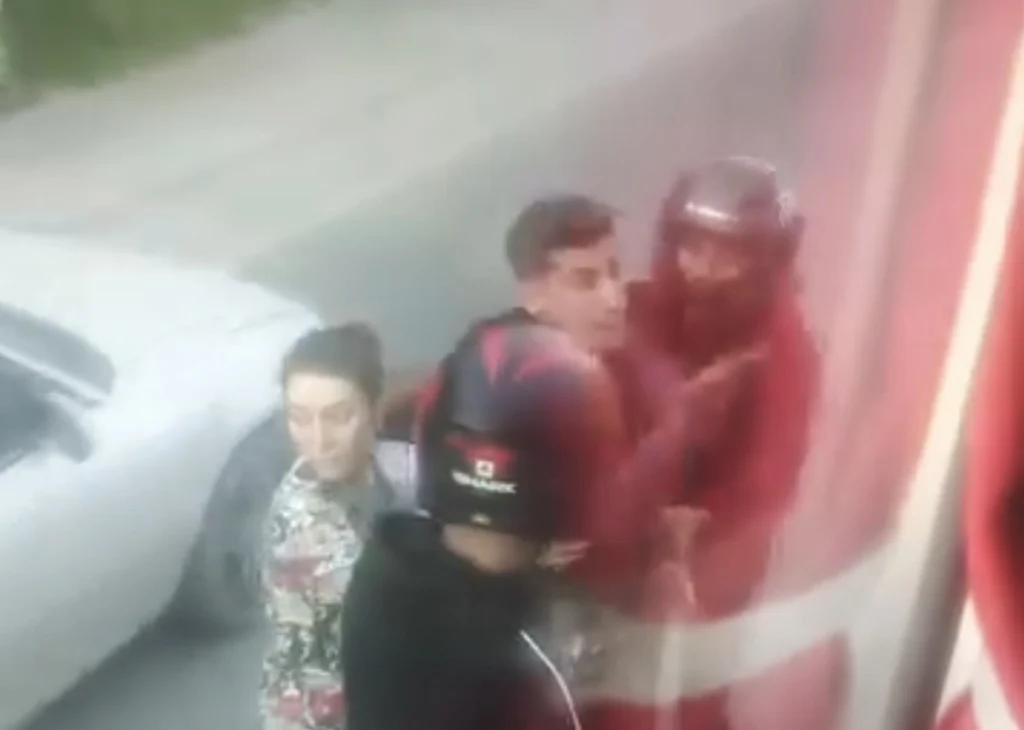 Servis şoförüne saldıran sürücü kamerada