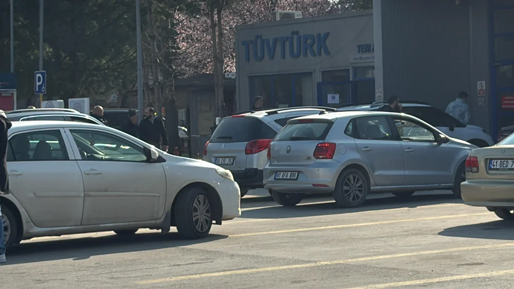 Bayram öncesi TÜVTÜRK Köseköy’de araç kuyruğu oluştu