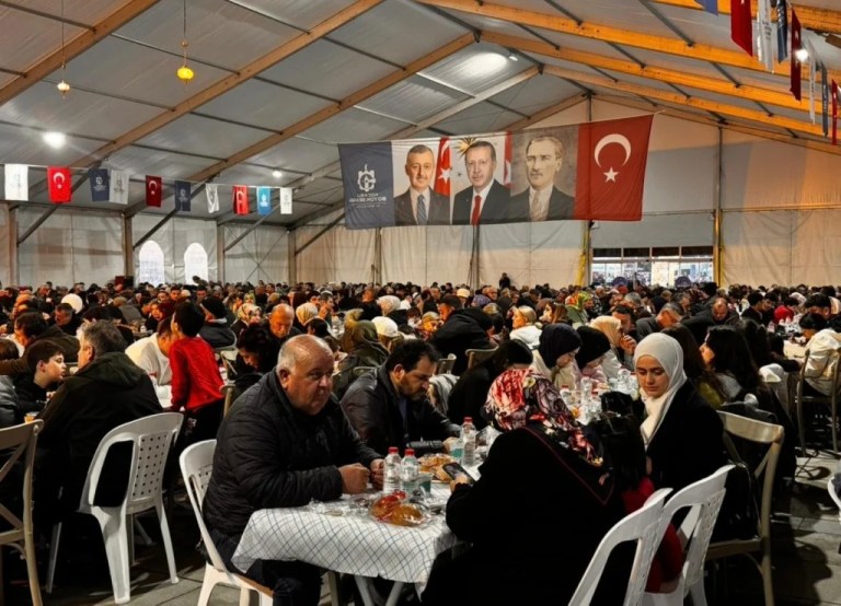 İzmit Kent Meydanı’nda Ramazan etkinlikleri yoğun ilgi gördü