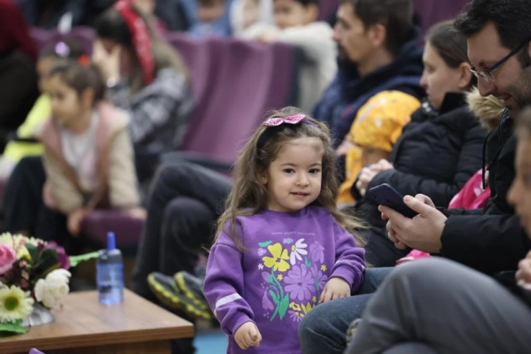 Kartepeli çocuklar tiyatro ve eğlenceyle buluştu
