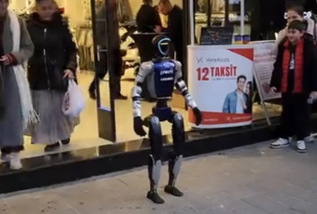 İzmit Çarşı’da Robot Şovuna Yoğun İlgi