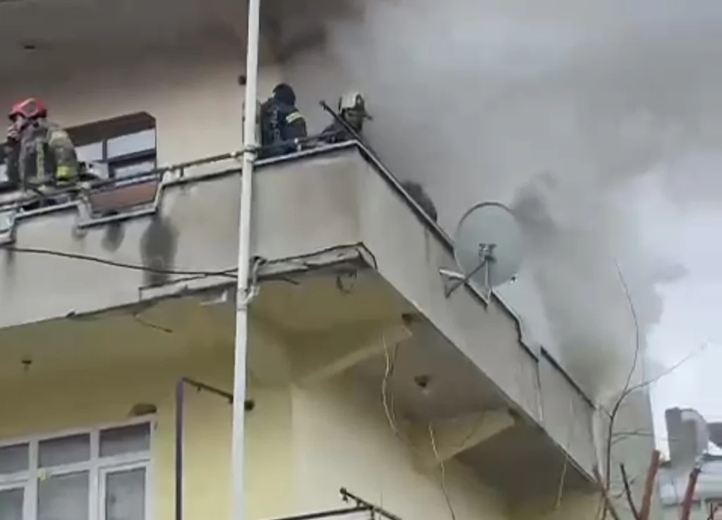 Dilovası’nda ev yangını! Mahsur kalanlar kurtarıldı