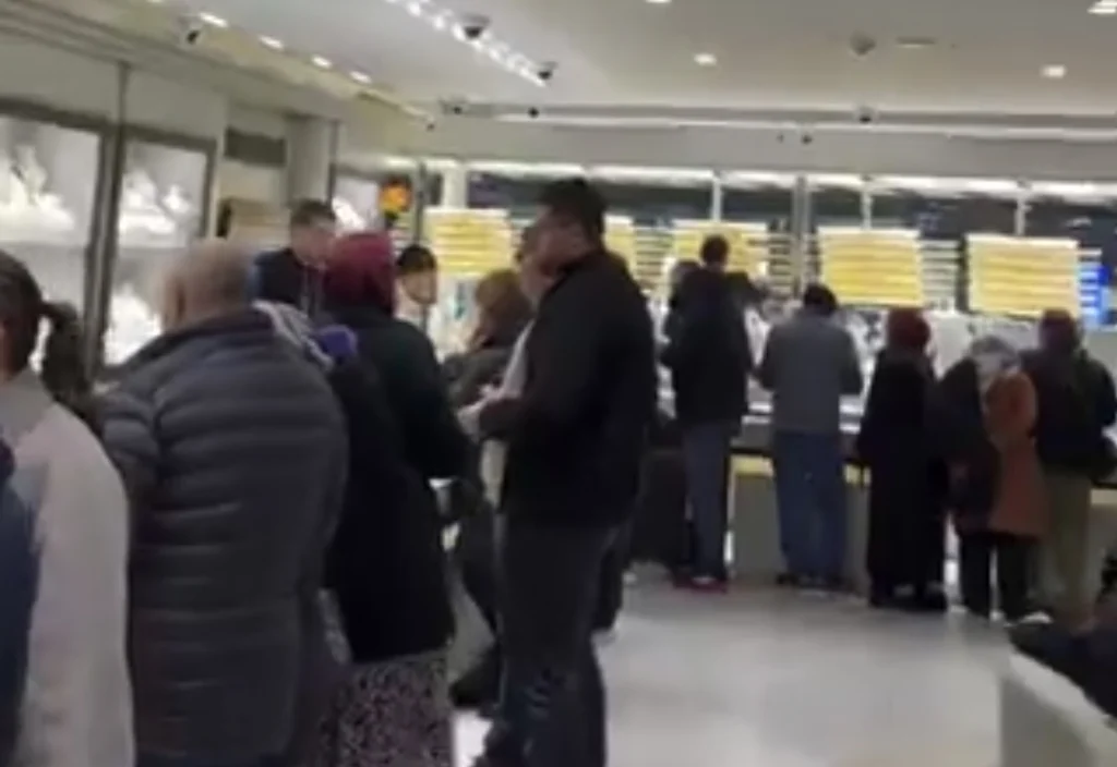 Altın fiyatları düşünce vatandaş kuyumculara akın etti