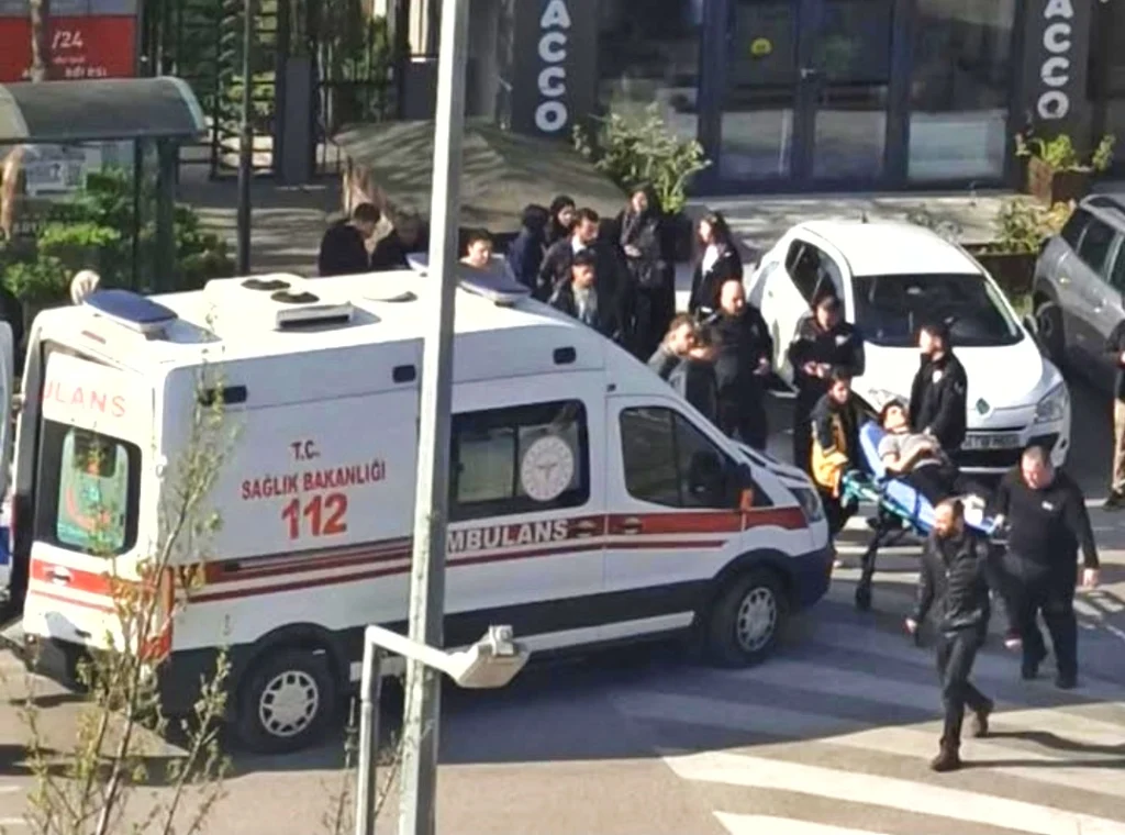 Körfez’de okul önünde kanlı kavga! Öğrenci yaralandı!