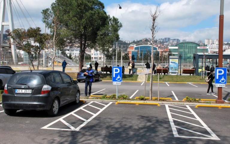 Büyükşehir zabıtasından çift taraflı park denetimi