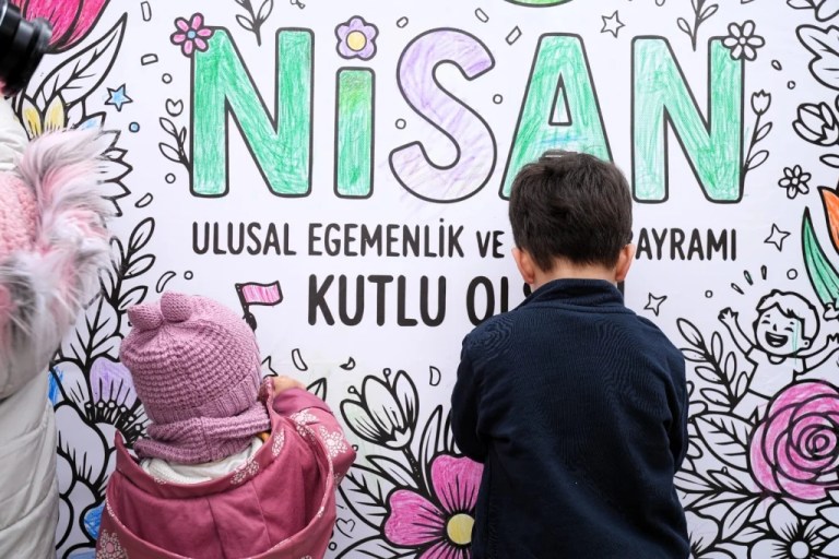 Kocaeli’de çocuklar dev küpü renklendirdi