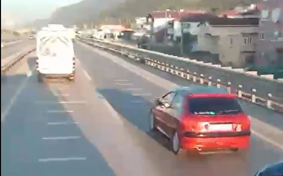 D-100’de hız tartışması: Tır şoförü otomobile tepki gösterdi