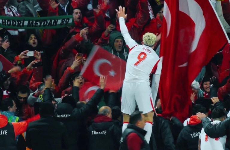 Kosova galibiyeti sonrası Hodri Meydan atkısı viral oldu