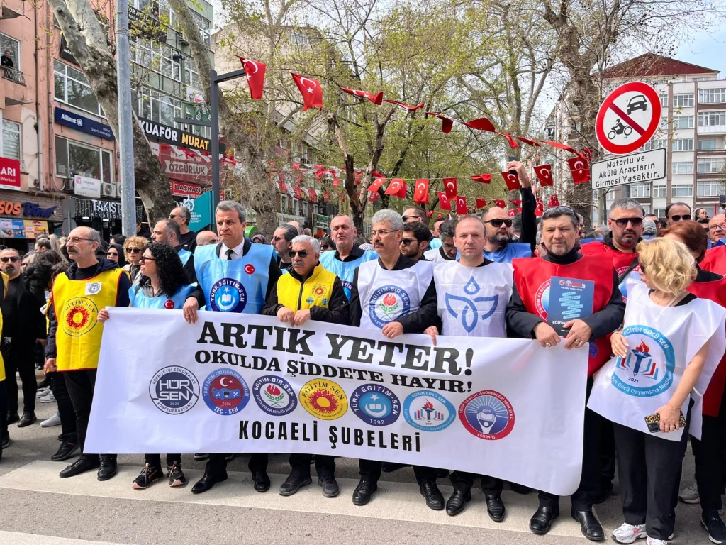 Öğretmenler Kocaeli’de Yürüdü: Okullarda Şiddete Hayır!