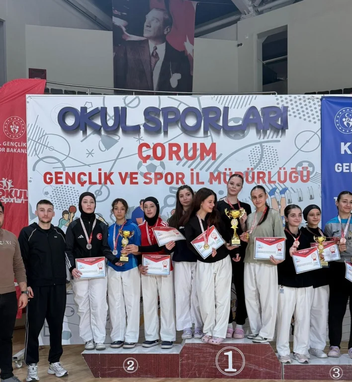 Körfezli karateci kızlar Türkiye ikincisi oldu