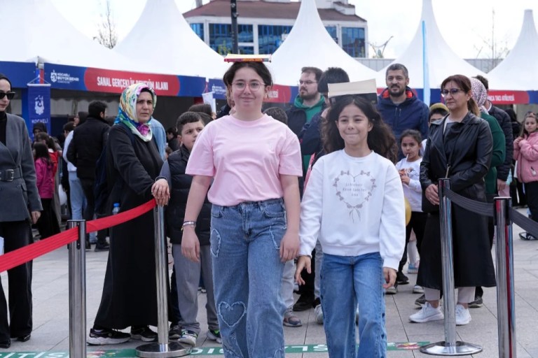 Çocuklar İzmit’te doyasıya eğlendi
