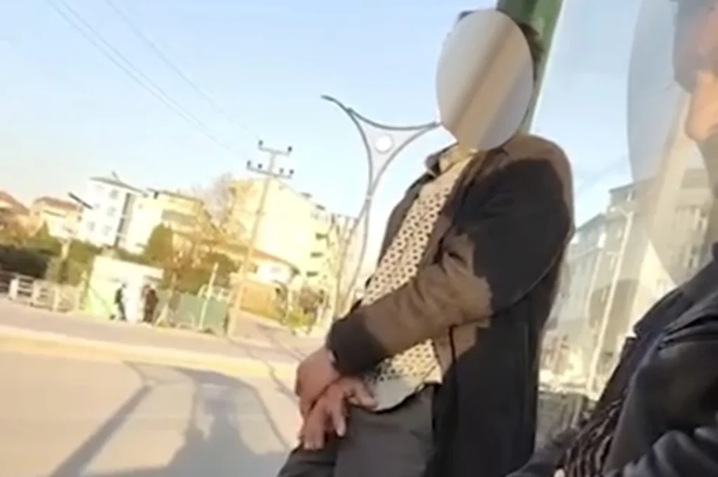Körfez’de otobüs durağında uygunsuz hareketler!