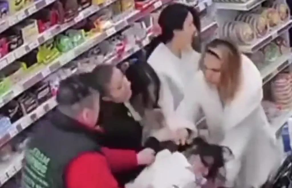 Eşiyle aldattığını sanıp,yanlış kadını feci şekilde dövdüler!