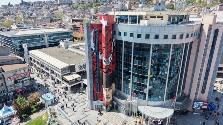 İzmit’in Simgesi 100. Yıl Graffitisi Yenilendi