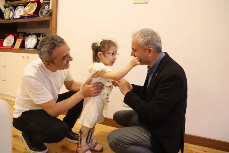 Başkan Çiftçi, Minik Lina’nın yanında