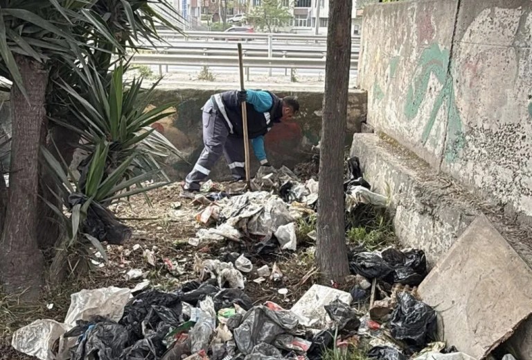 Derince’de temizlenen alanlar yine çöplüğe döndü