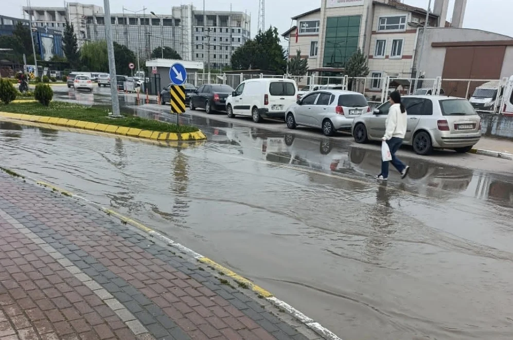 AVM önünde lağım seli!