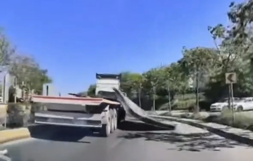 Tuzla’da tırdan tonlarca metal yola düştü!