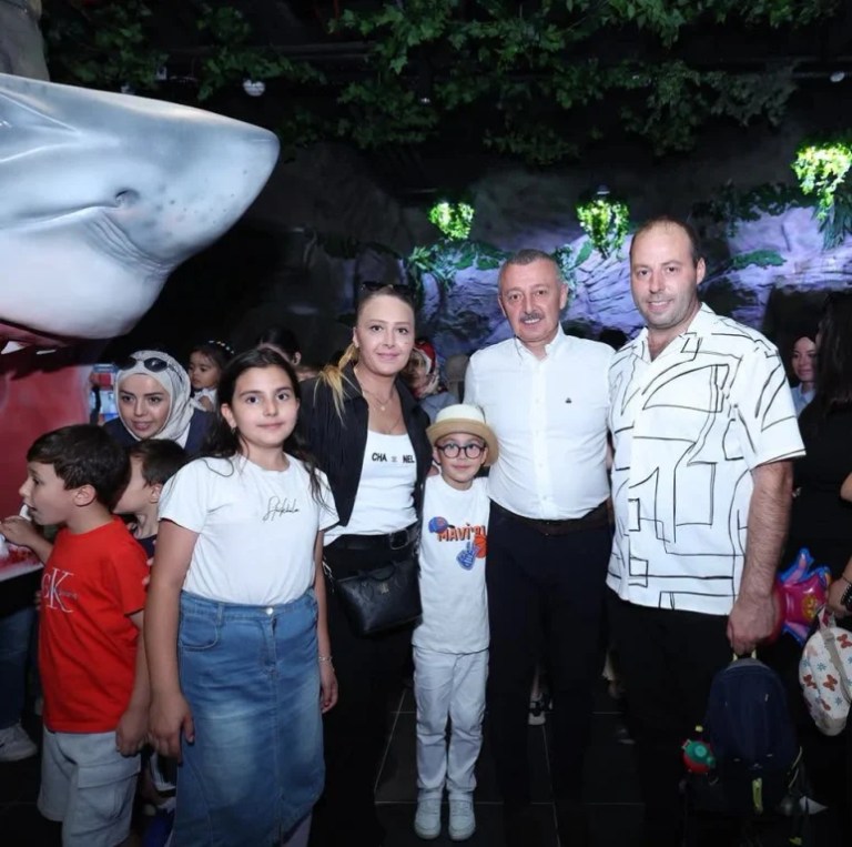 Başkan Büyükakın, karne alan öğrencilerin mutluluğunu paylaştı