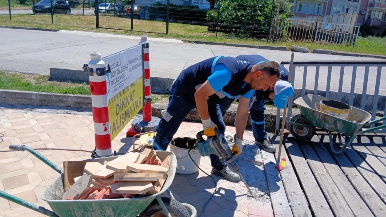Büyükşehir Değirmendere sahilinde çalışıyor