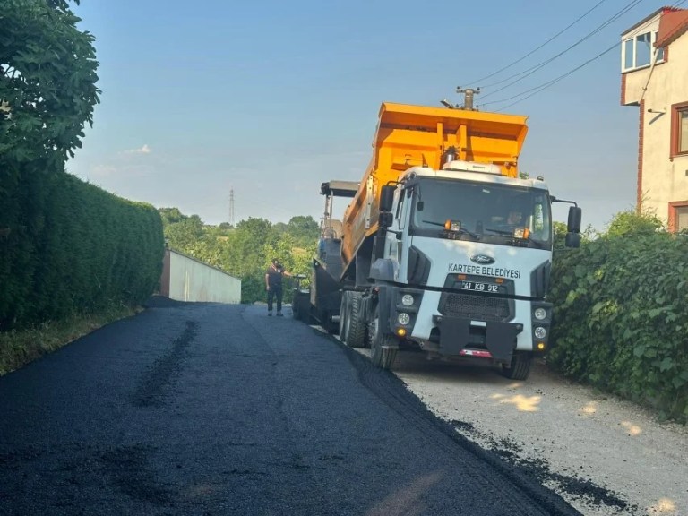 Kartepe’de asfalt mesaisi sürüyor