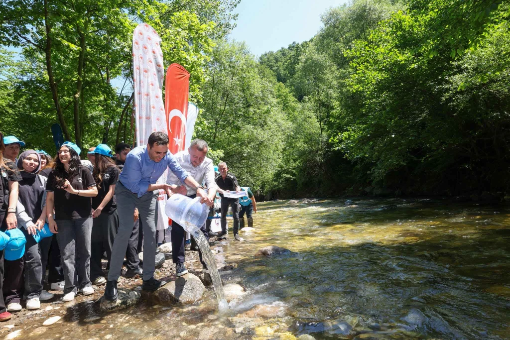 Kocaeli’de 50 bin alabalık suya salındı