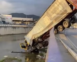 Tır dereye uçtu, bir yaralı!
