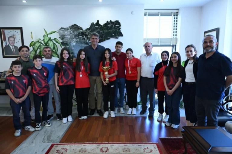 Genç sporcular Başkan Kocaman’ı ziyaret etti