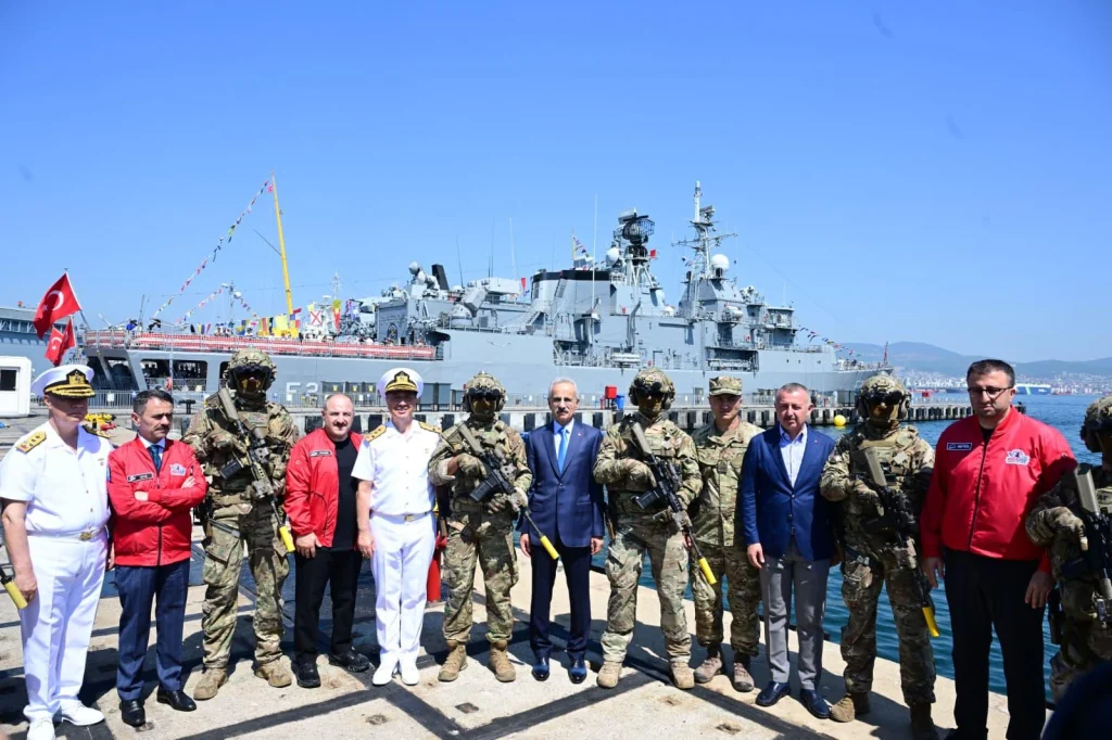 Bakan Uraloğlu TEKNOFEST Mavi Vatan'ı ziyaret etti