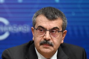 Bakan Tekin’den önlük eleştirilerine yanıt