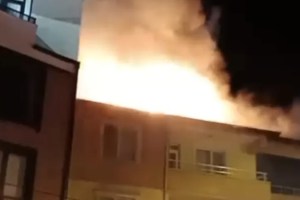 Çardakta çıkan yangın binaya sıçradı!