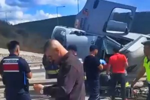 Dilovası’nda devrilen tırın sürücüsü ağır yaralandı!
