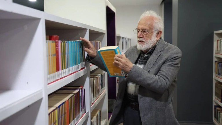 İhsan Süreyya Sırma kütüphaneyi inceledi